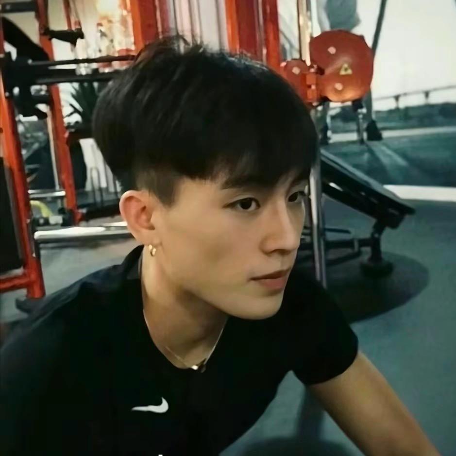 左耳后面有颗痣.