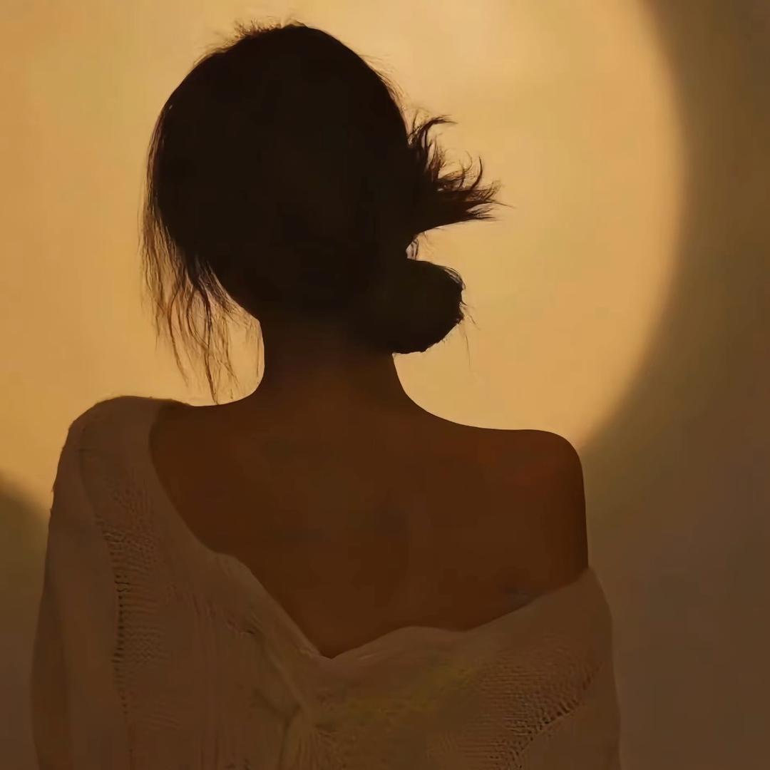 睡不醒的圆脸妹