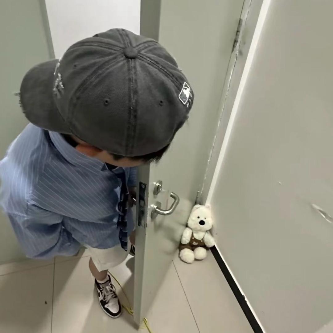 人丑嘴笨还没钱