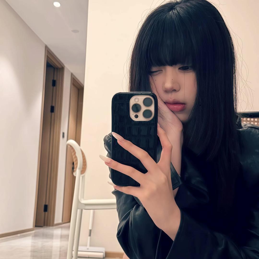 舒 怡.