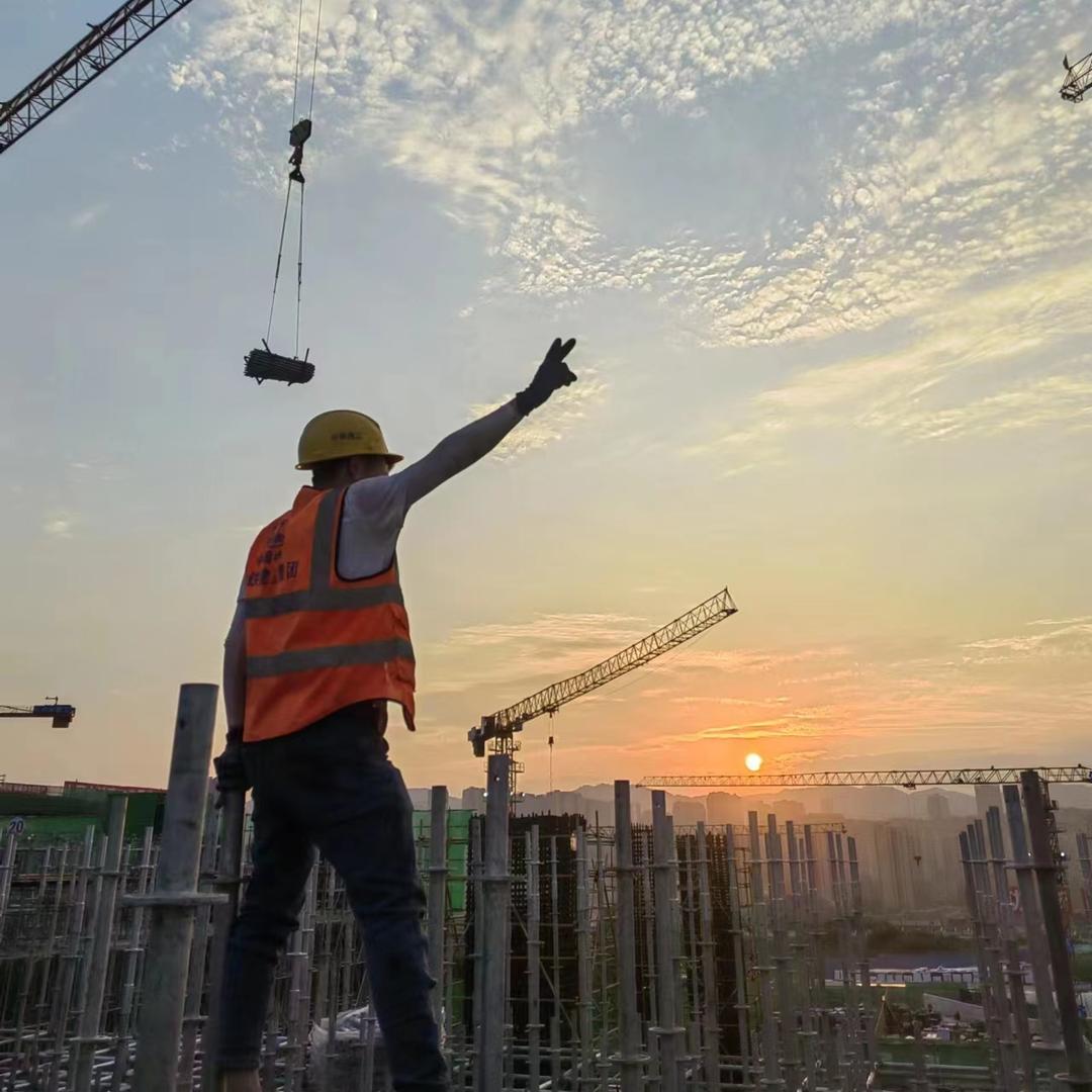 ̶小 何̶ 在 工 地