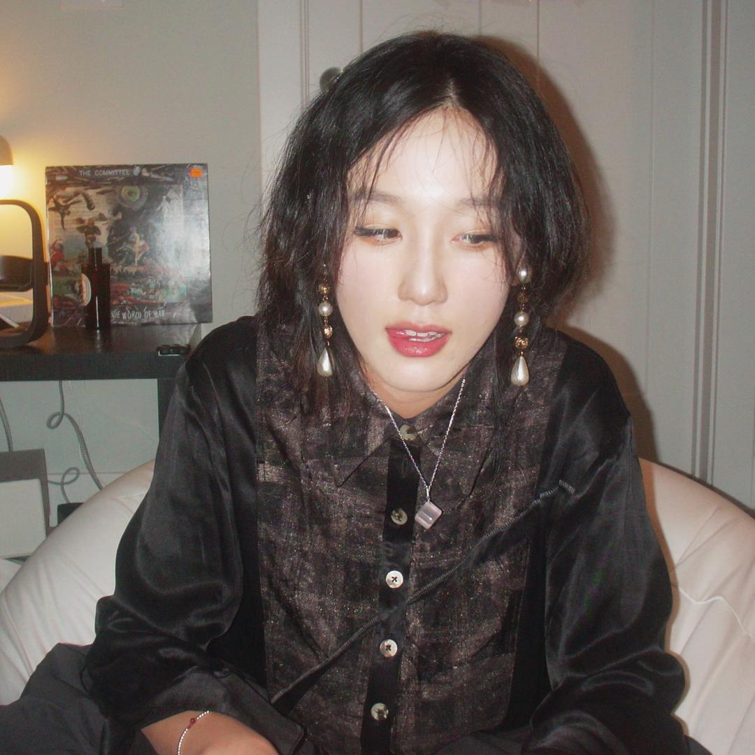 有珍珠白美甲的黑皮体育生