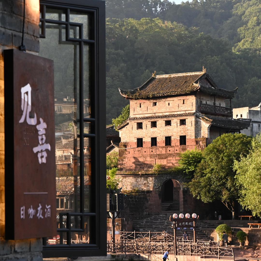 凤凰古城见喜清吧（览翠江景民宿）