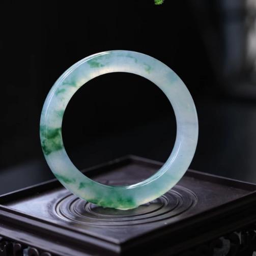 婷婷翡翠手镯