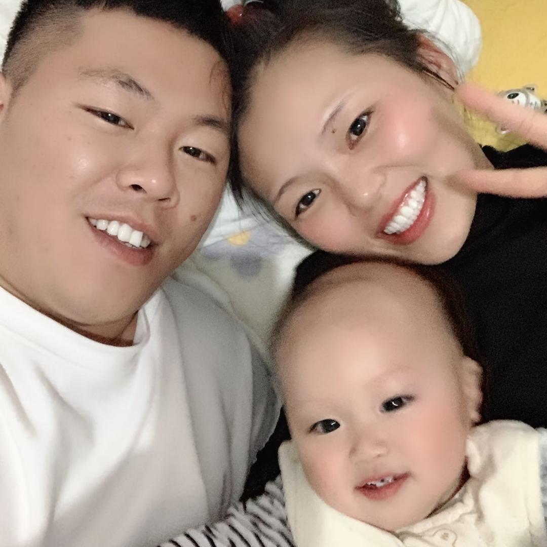 摆地摊的一家人