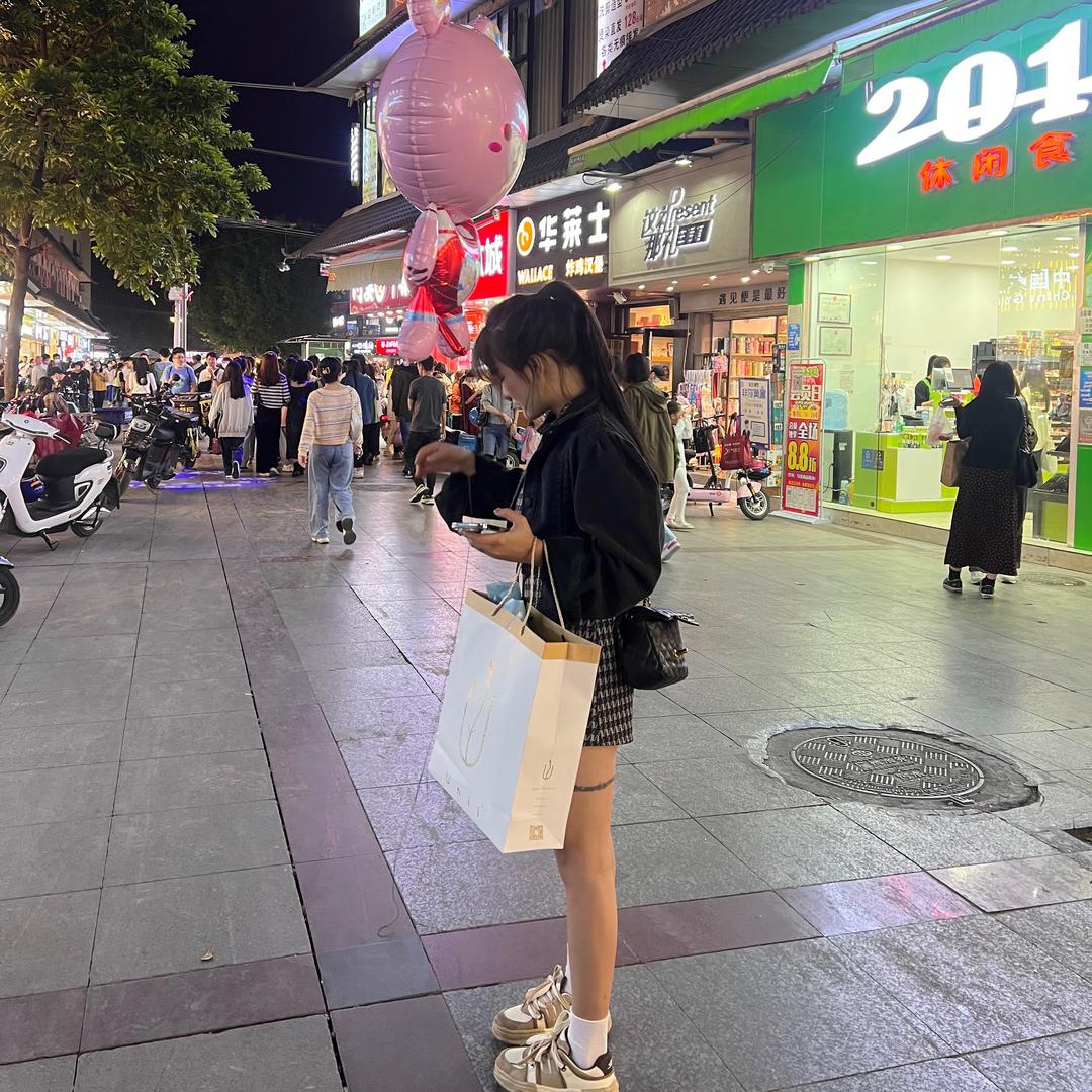 婷婷在广州搓美甲