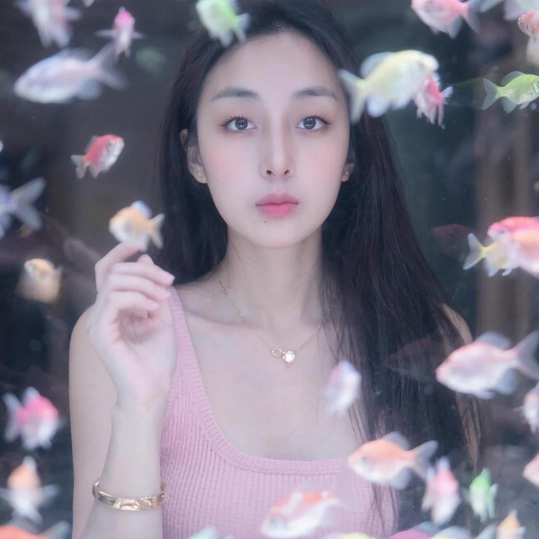 遥远的她。