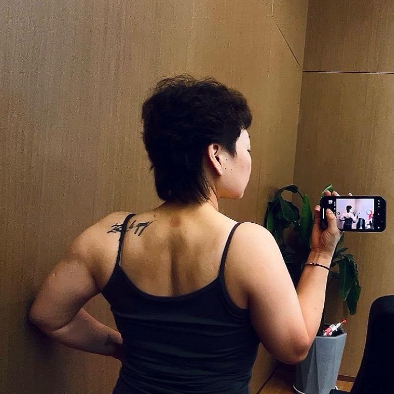 在西湖喝汤的漫画家