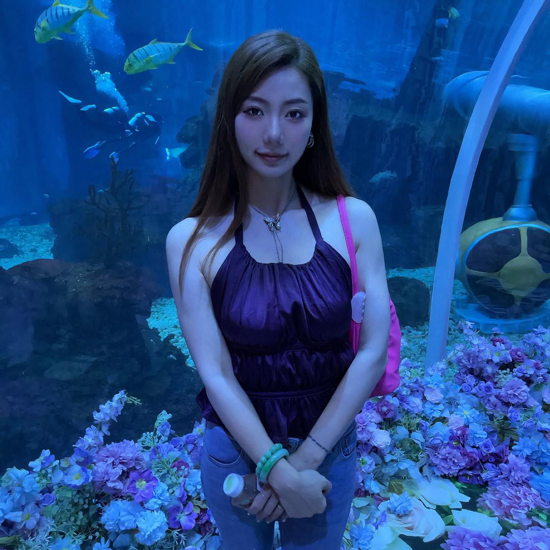 爱撸铁的美少女~~