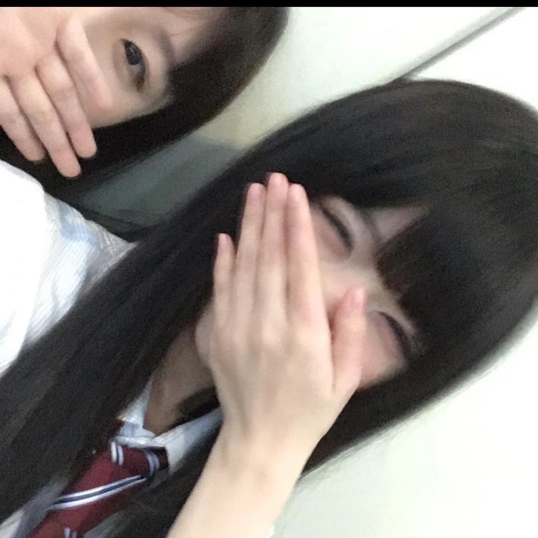 可爱的女孩爱吃双皮奶