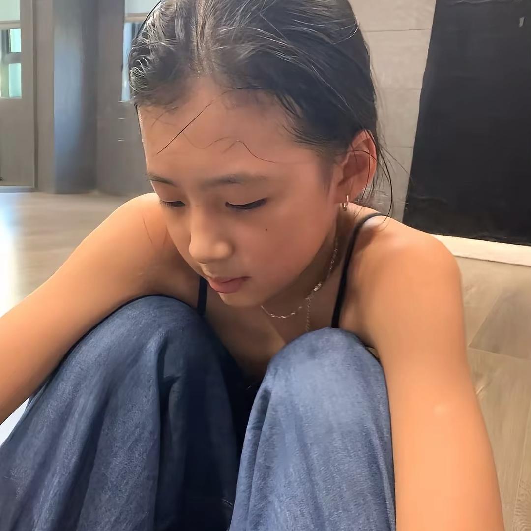 黄钇绮_𝘽𝙖𝙘𝙠𝙞𝙣𝙜