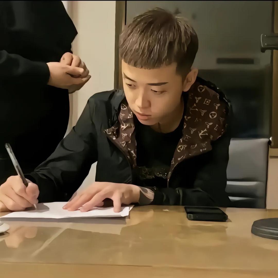 过马路踢飞半挂