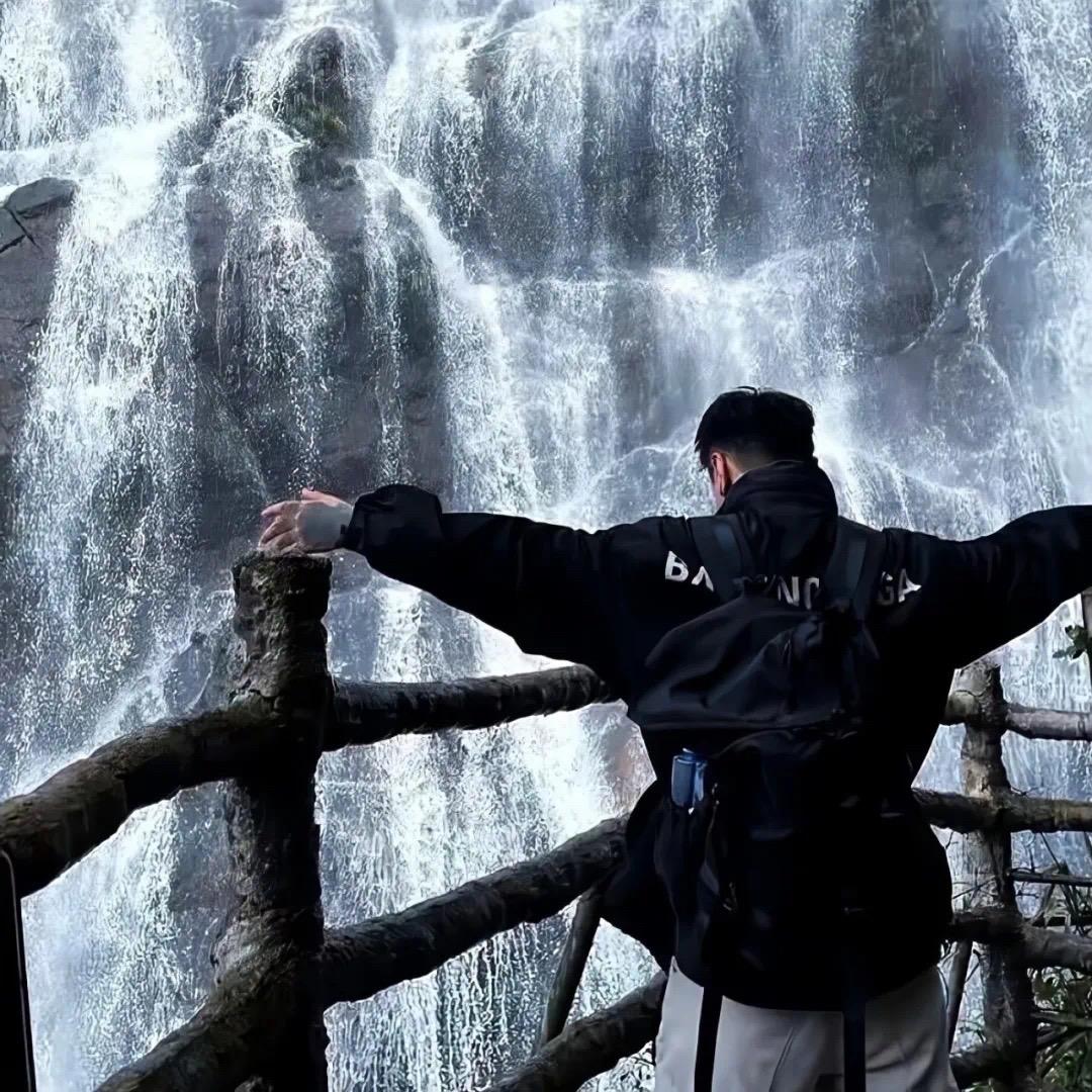 H   三 哥( ͡° ͜ʖ ͡°)