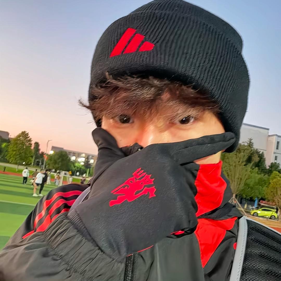 奥特曼不会踢球