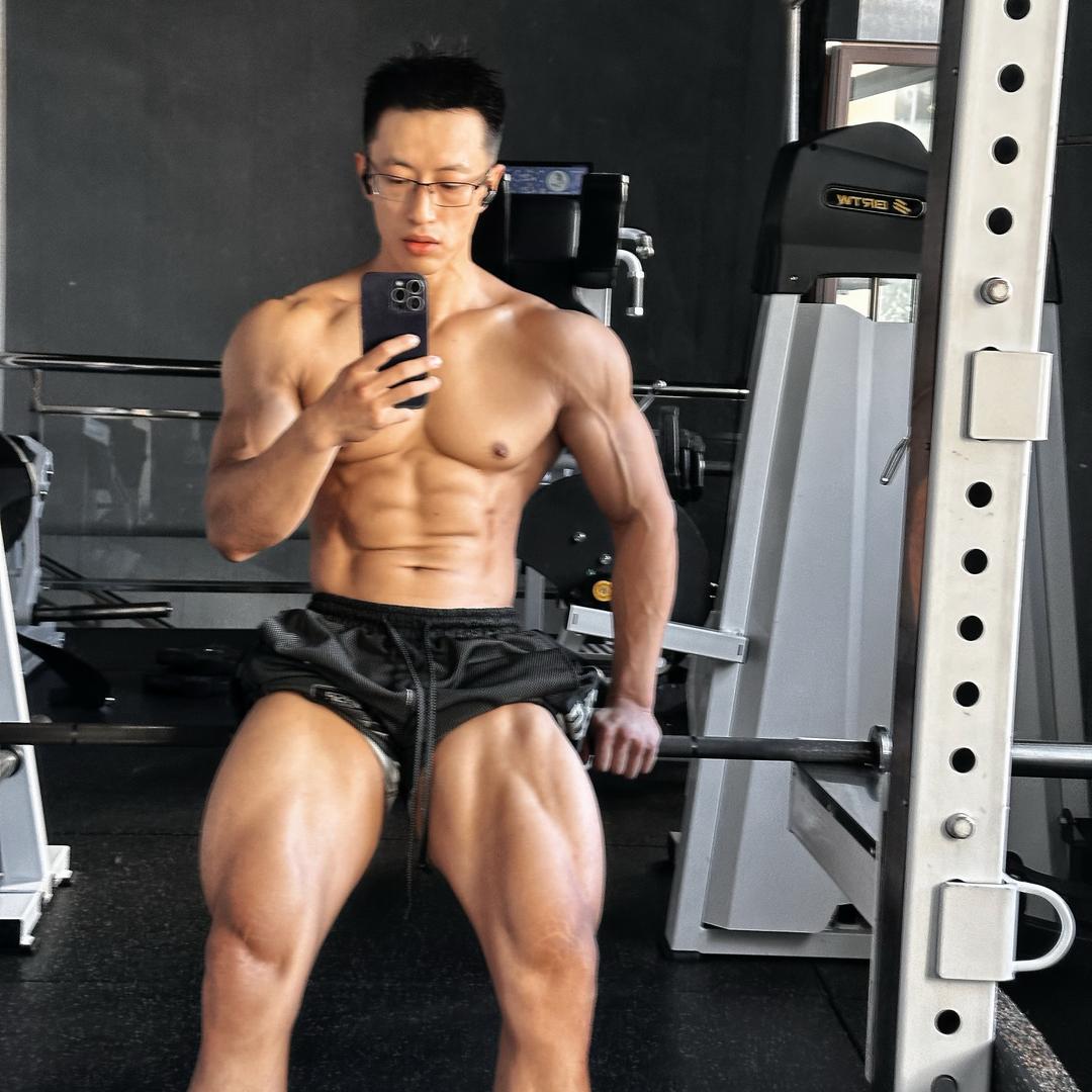 龙龙爱练腿