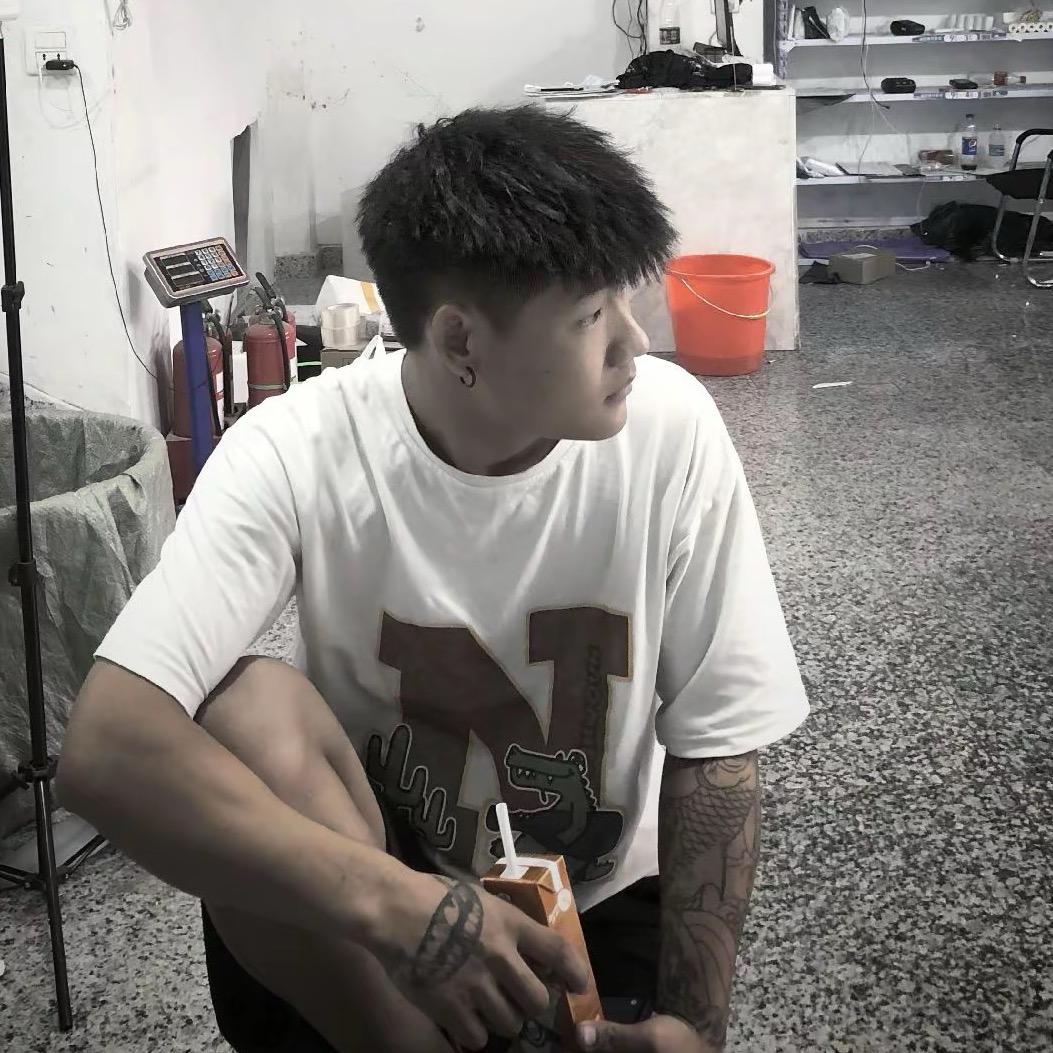 小何.