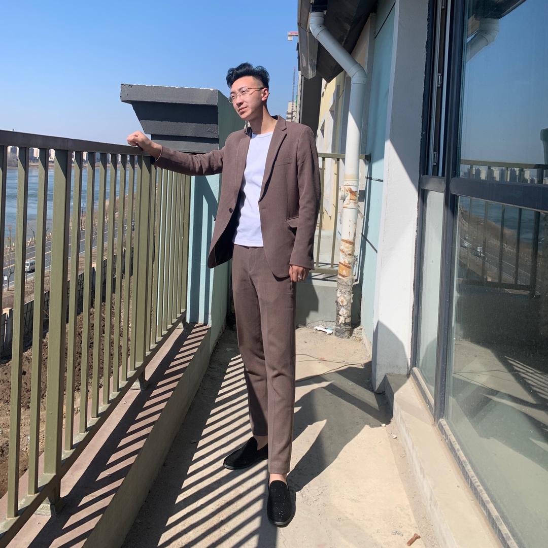 一个骑马的设计师