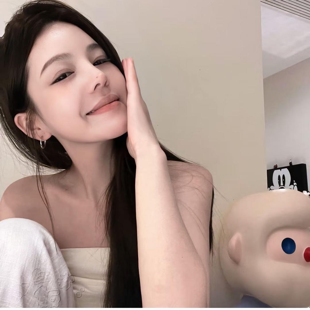 腼腆小美