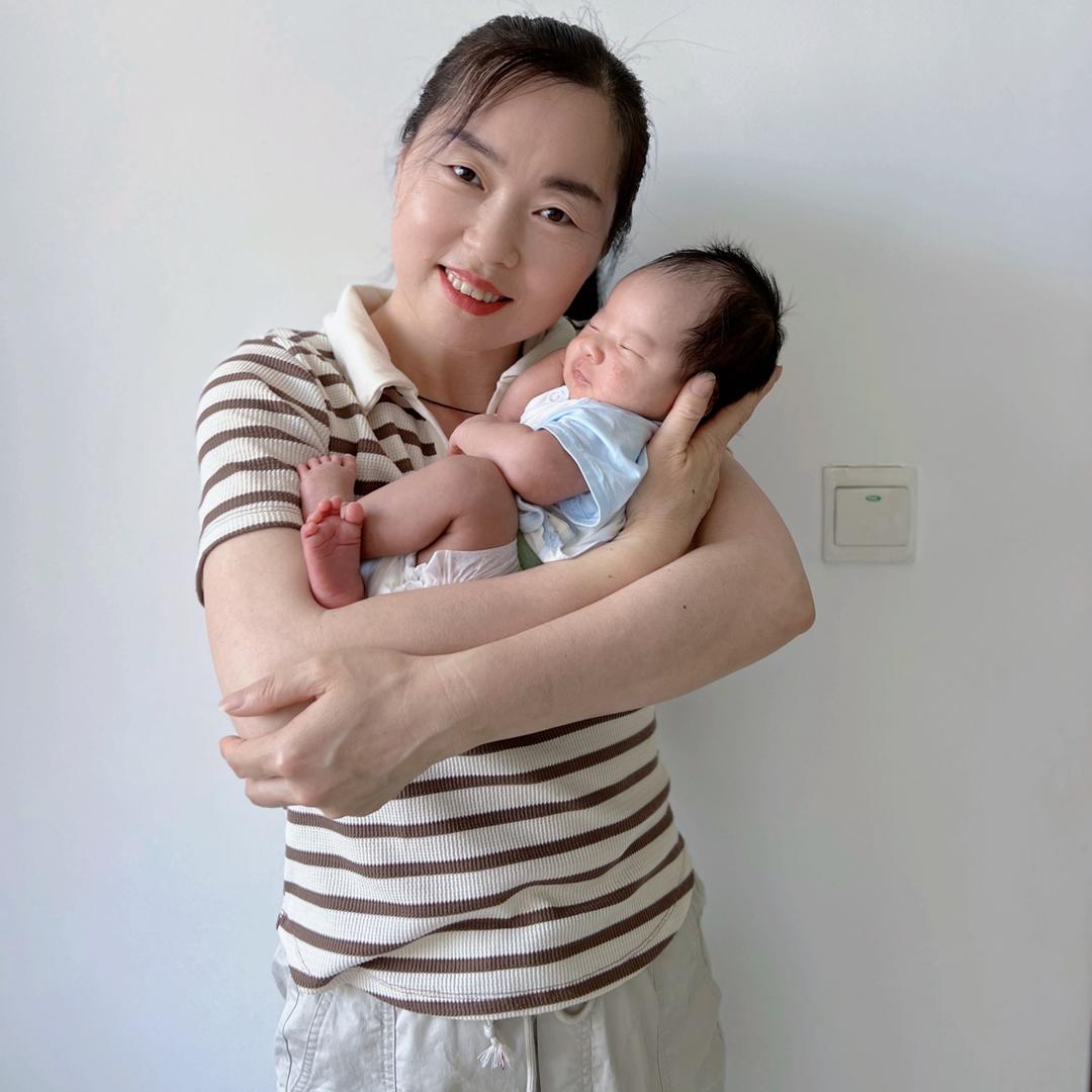 双胞胎月嫂大苗