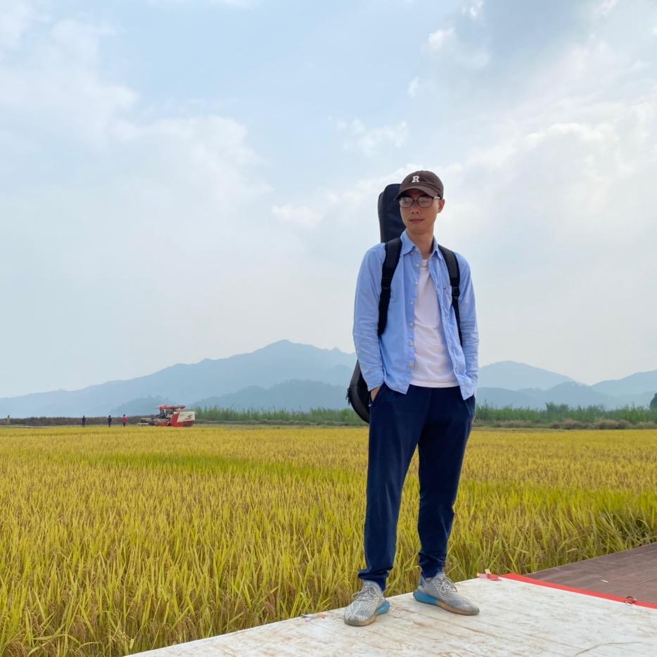 弹吉他的叶先森