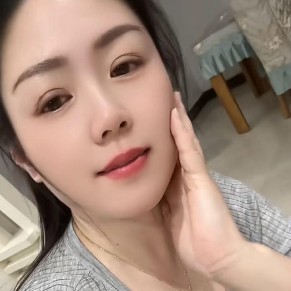 深夜绽放的野玫瑰