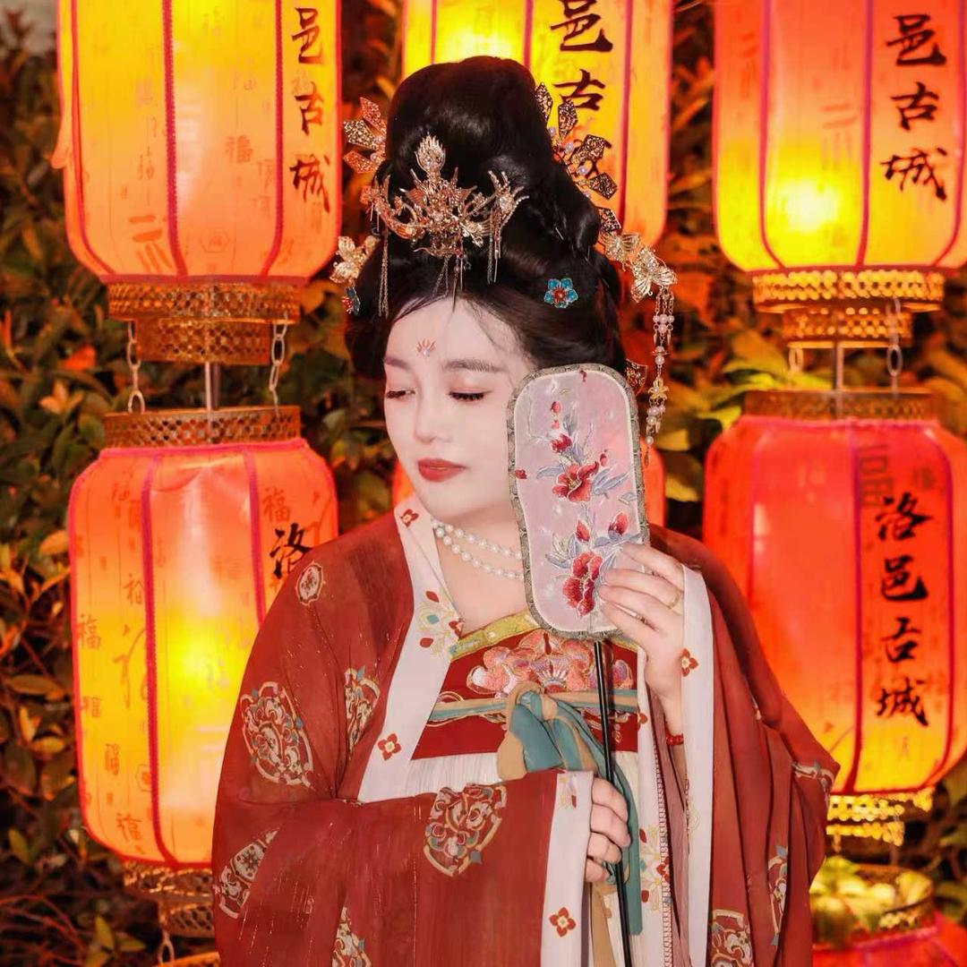 上妆为谁