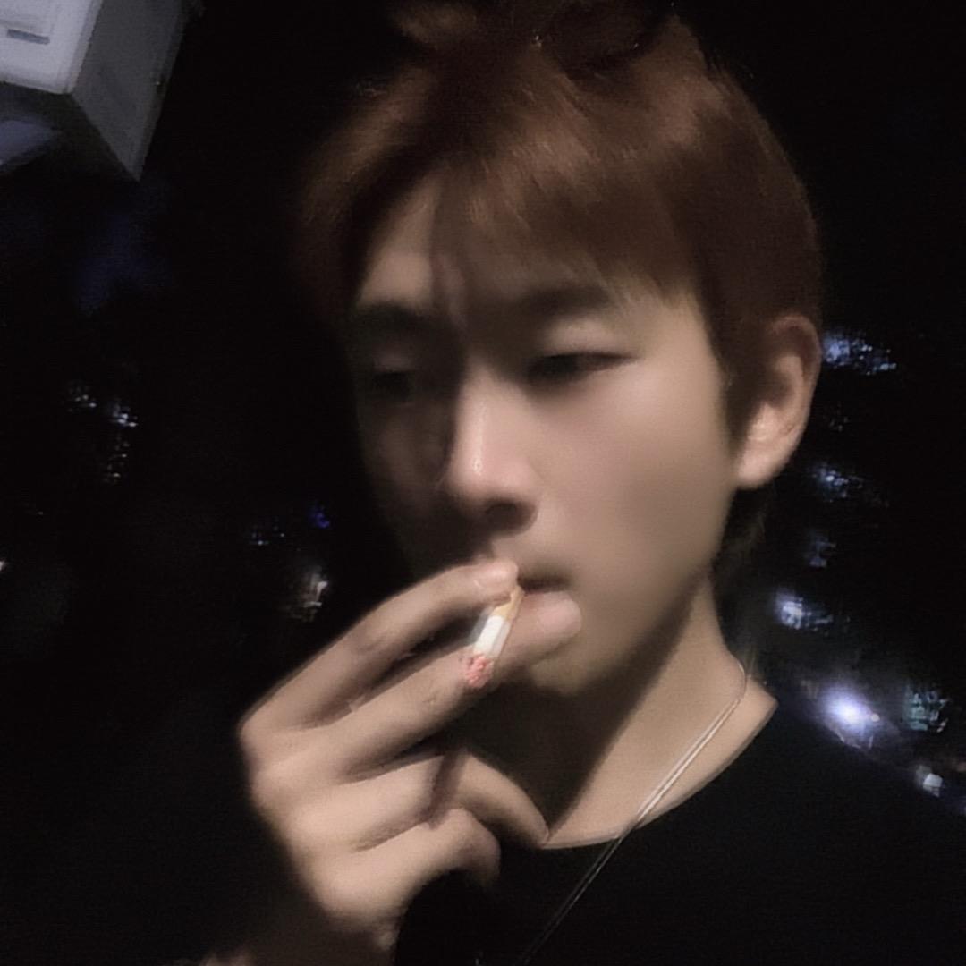 酒红色