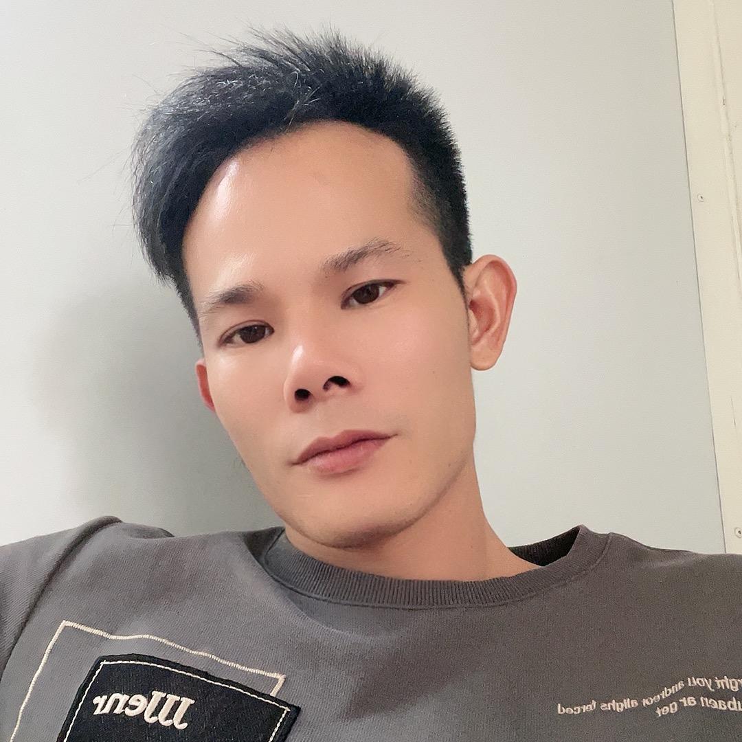 航拍坑边缘试探选手
