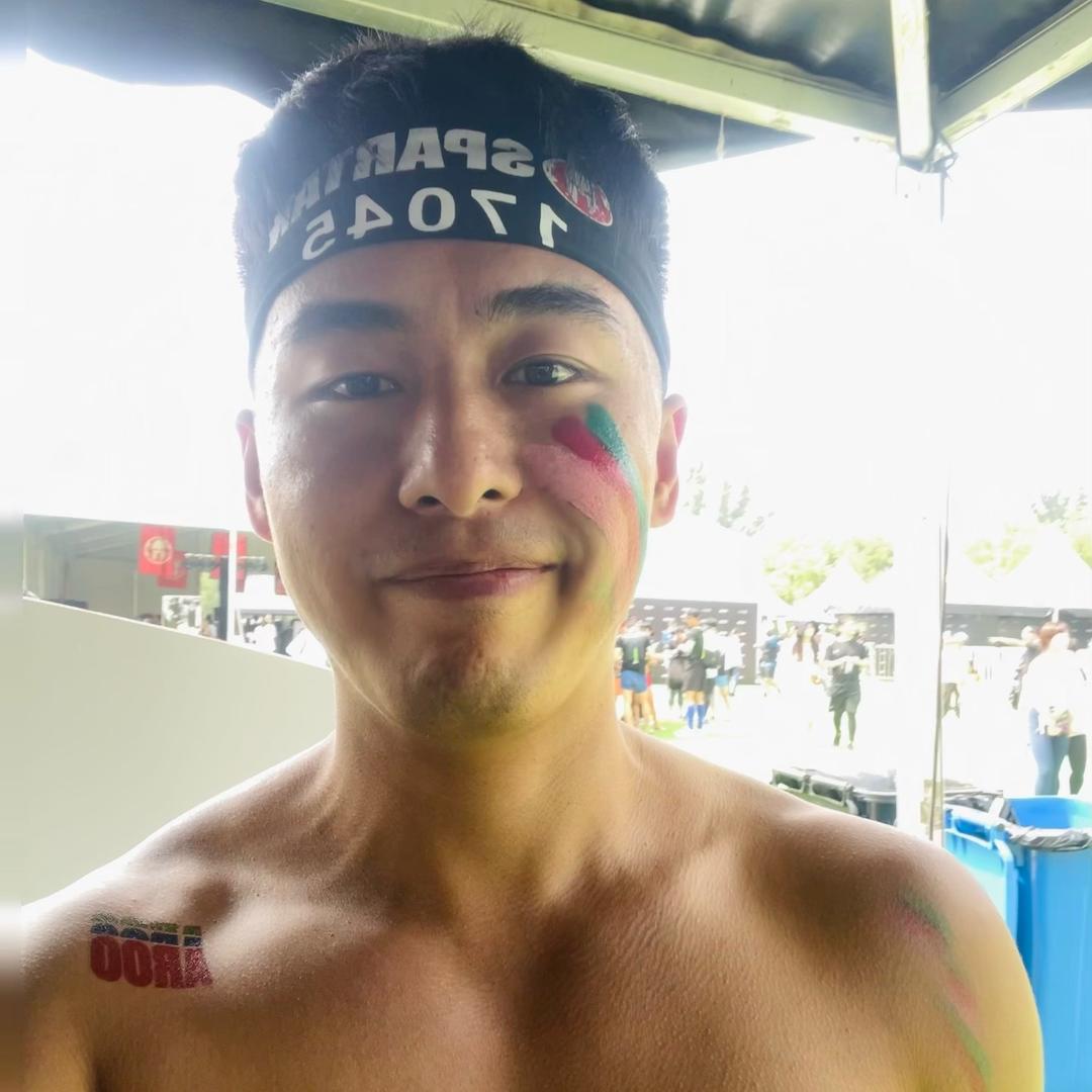小何很自律