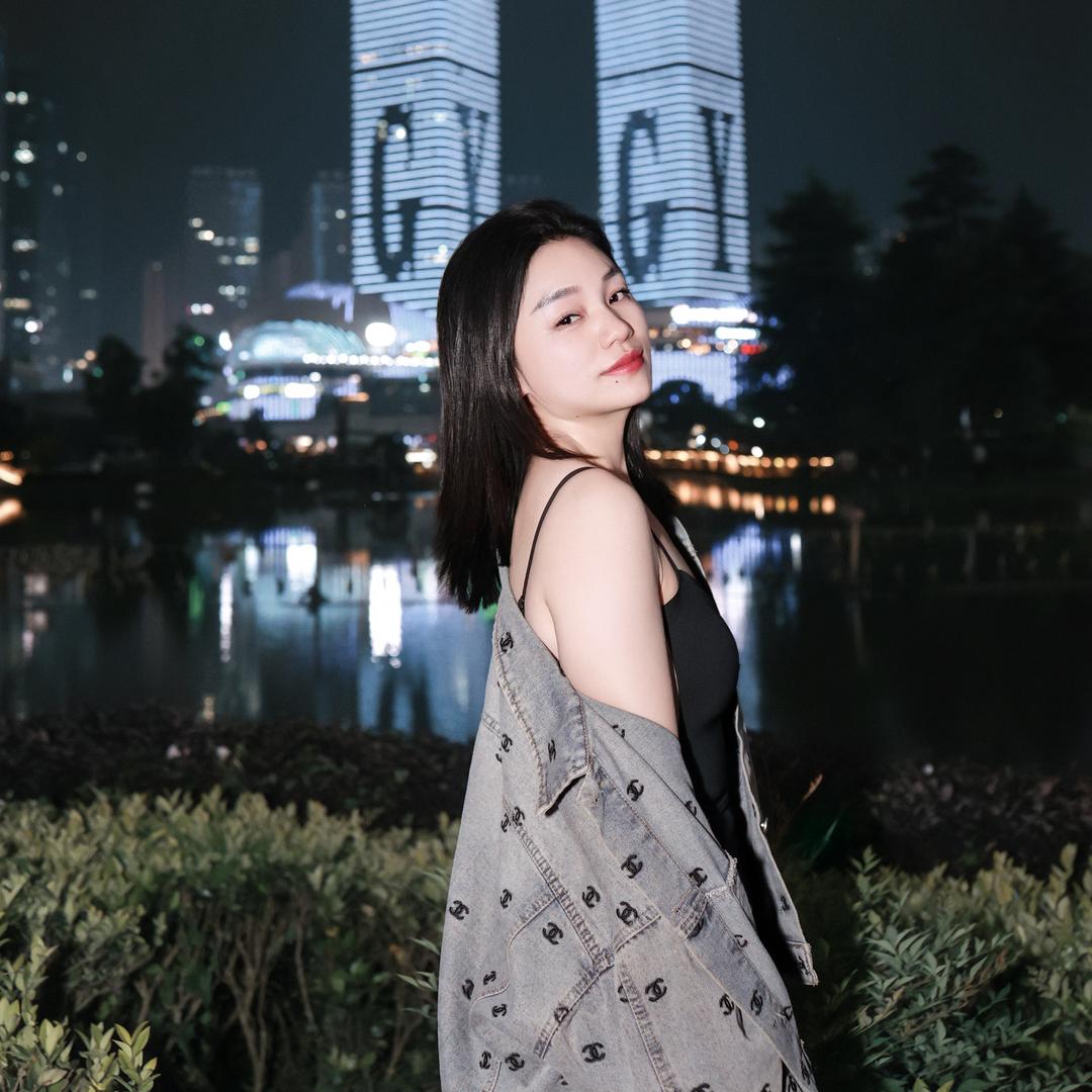 在融水卖衣服的大妮