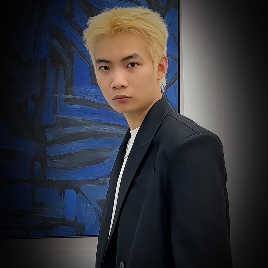林亦男生烫发