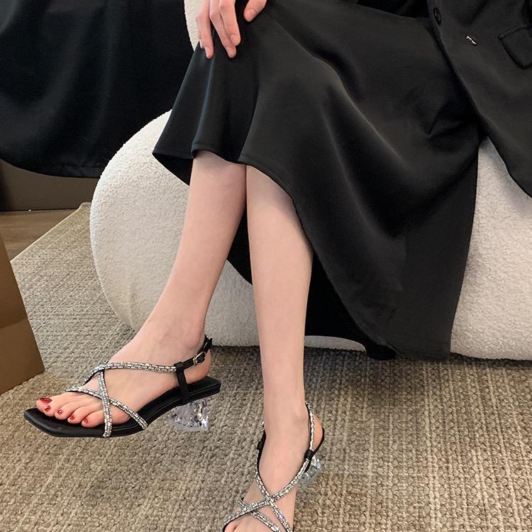 贝莉清仓加肥加宽大码女鞋