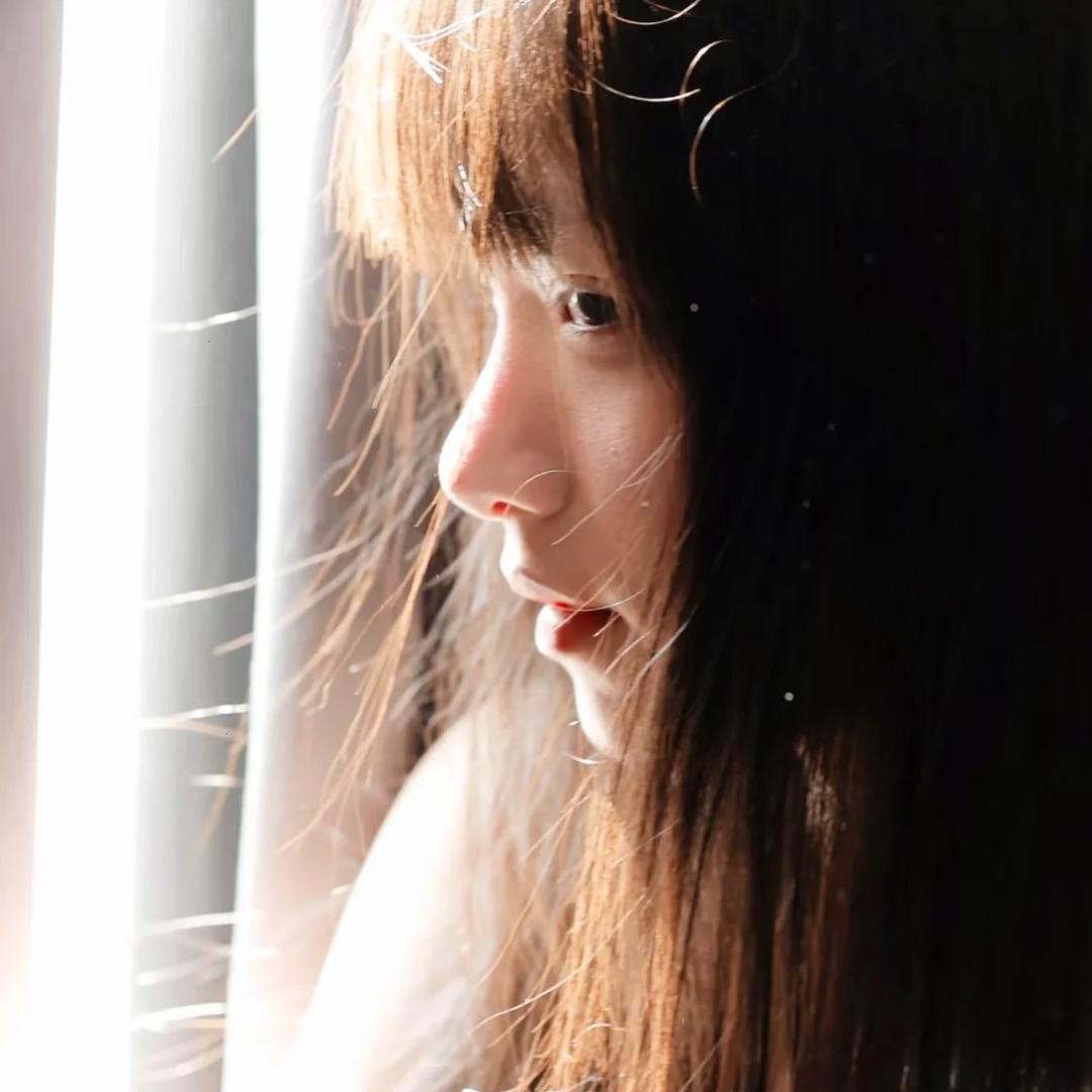 财源滚滚温柔平安幸福开心的小女孩