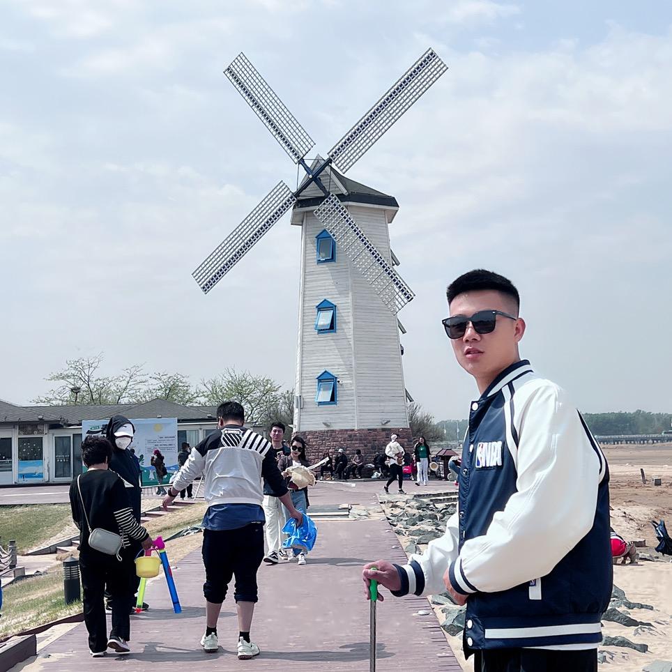陈嘉乐.