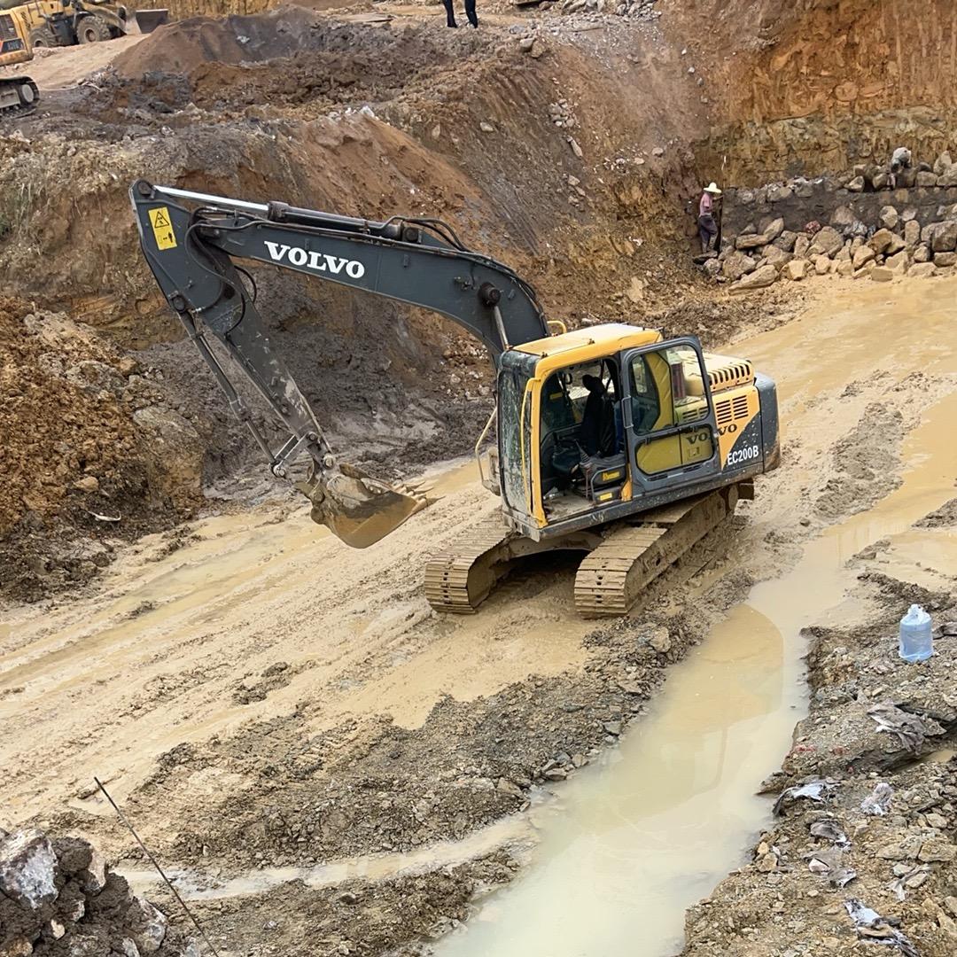 A小李 ：大中小挖机出租