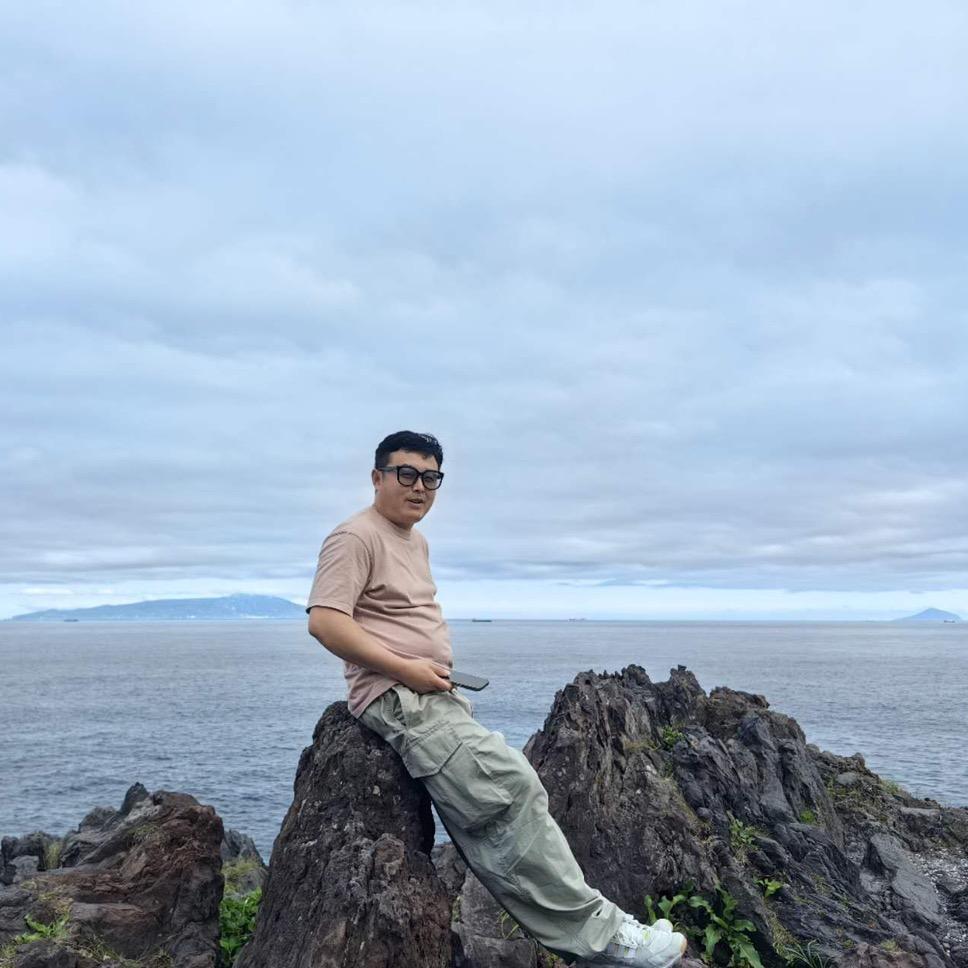 江畔何人初见月💫