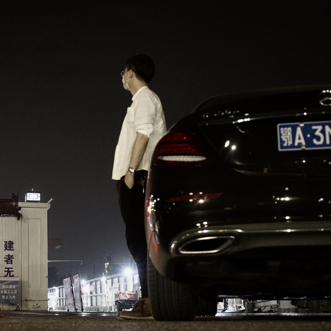 吕某的小汽车