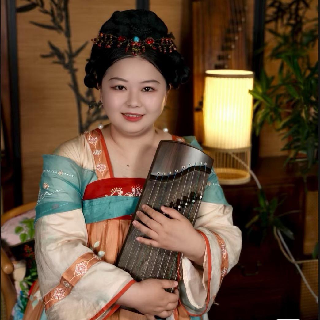 小悦（练琴中……）