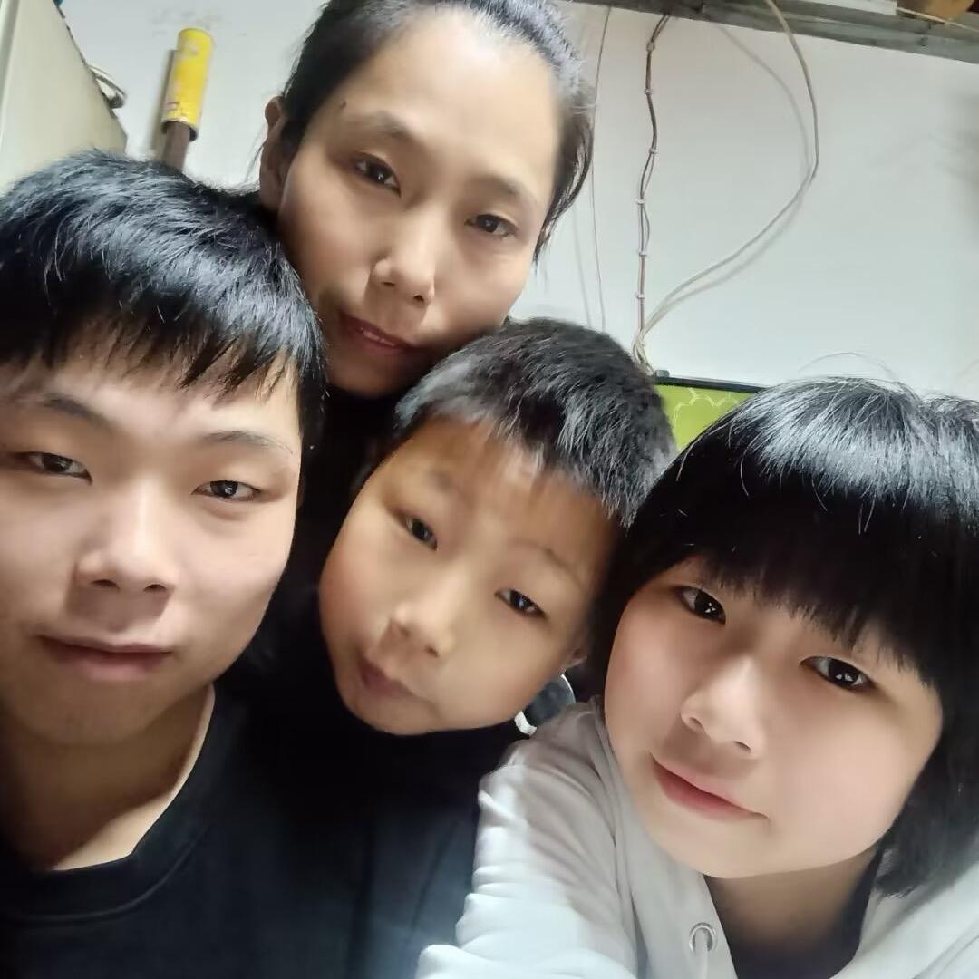 丽丽. 湘豫门窗（三个孩子的单亲妈妈）