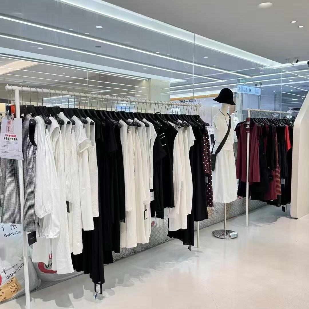 俊哥女装品牌集合店