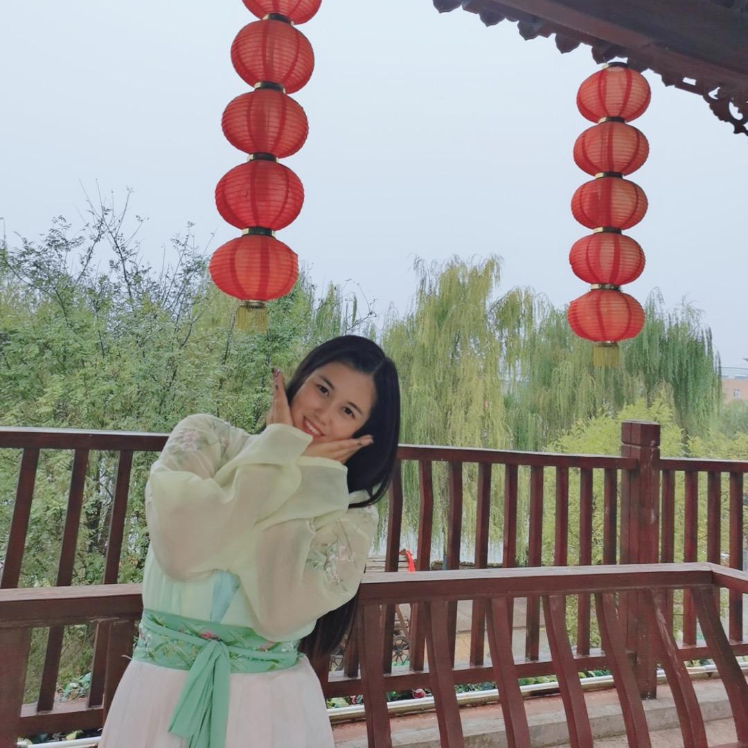 嘴角上扬看尽世态炎凉