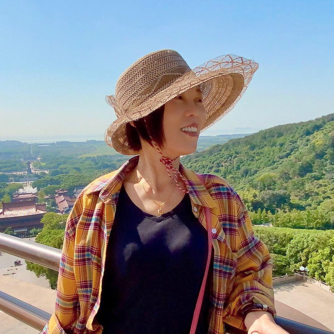 鱼戏莲叶间