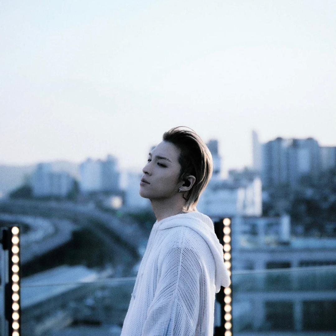 김