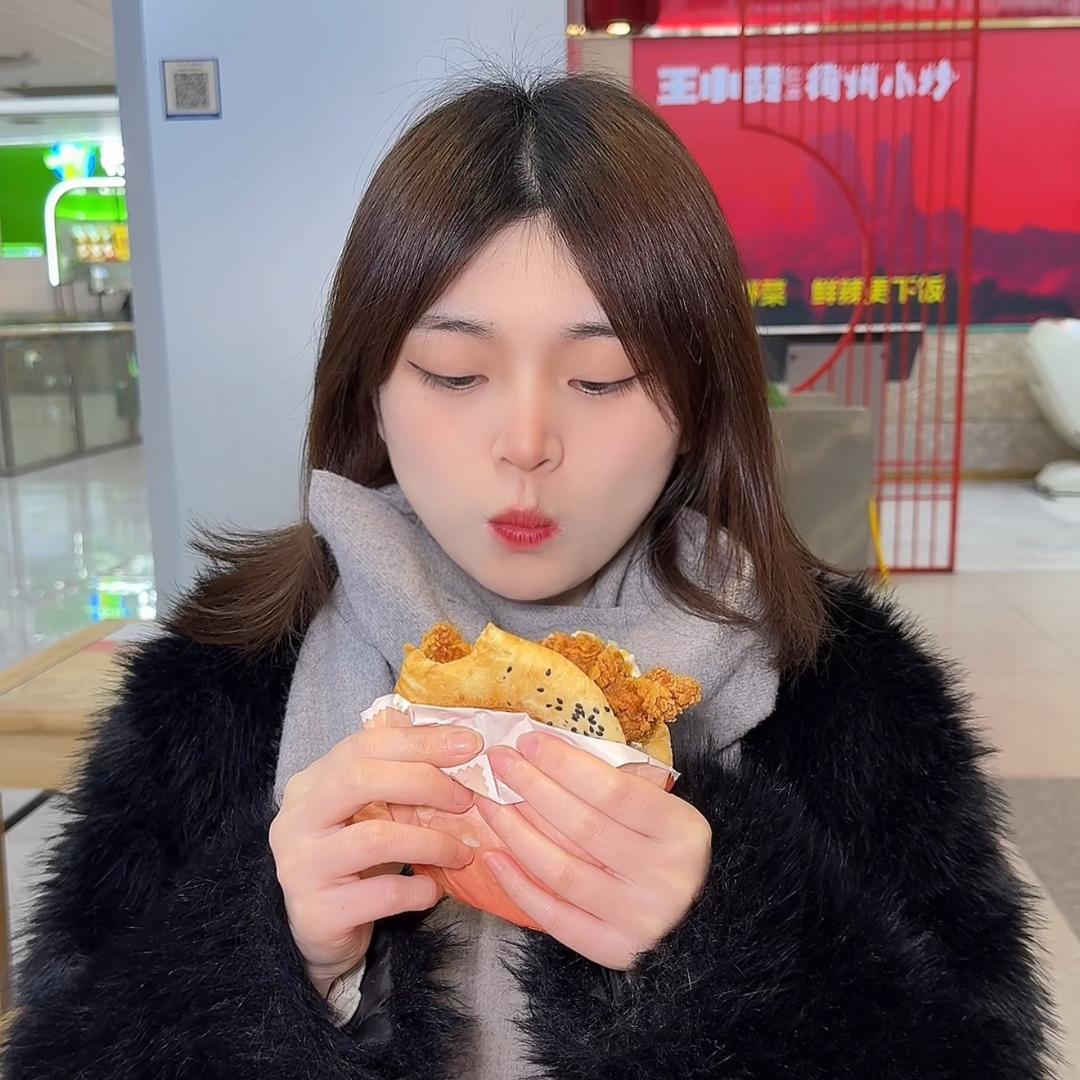 小魚吃饭啦
