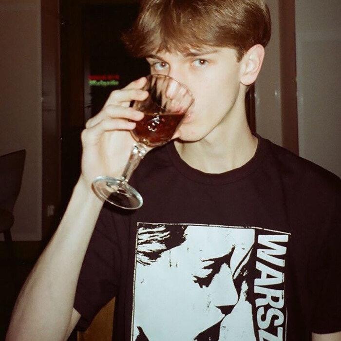，