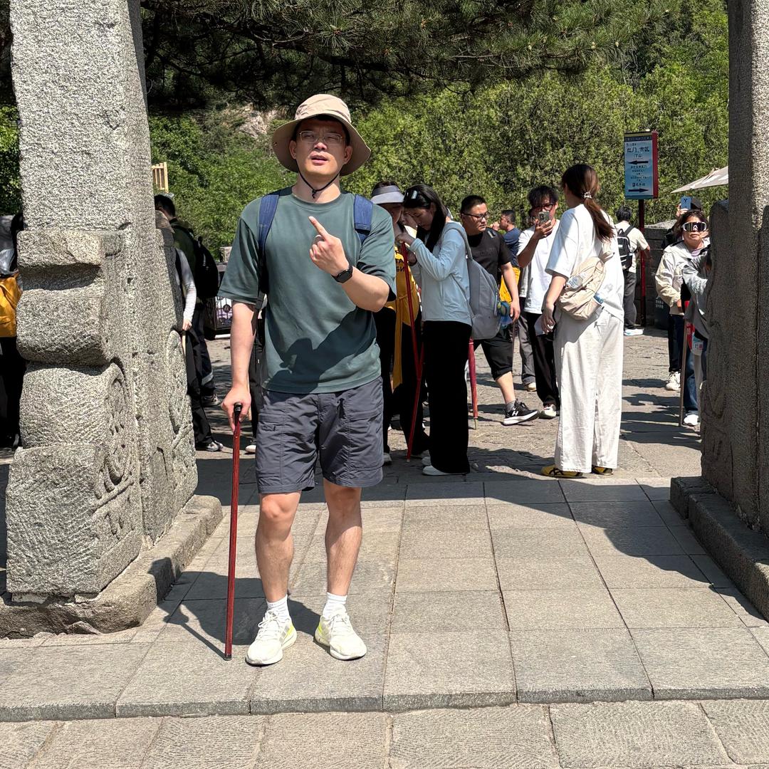 小鳄鱼吃草