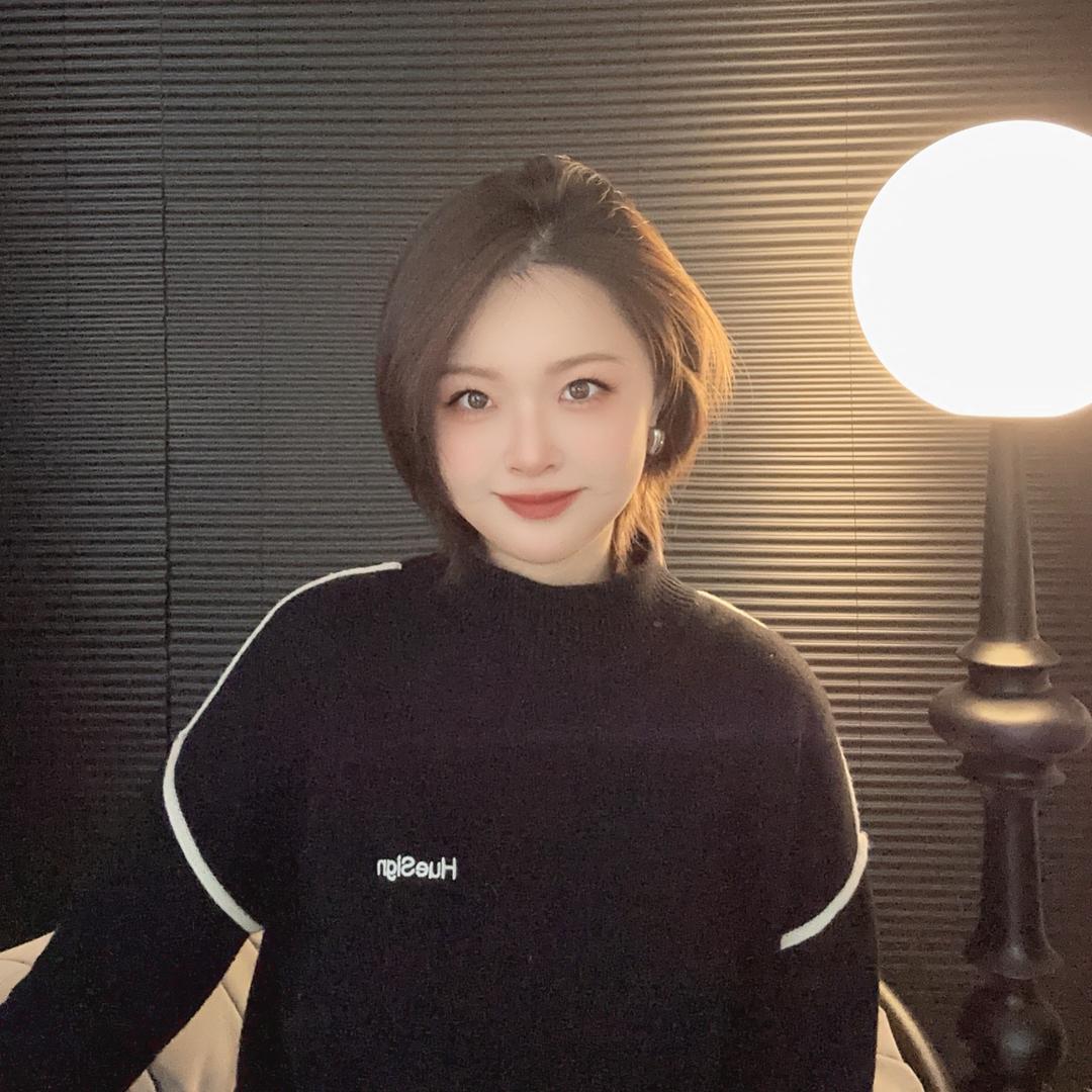 化妆师_ Holly