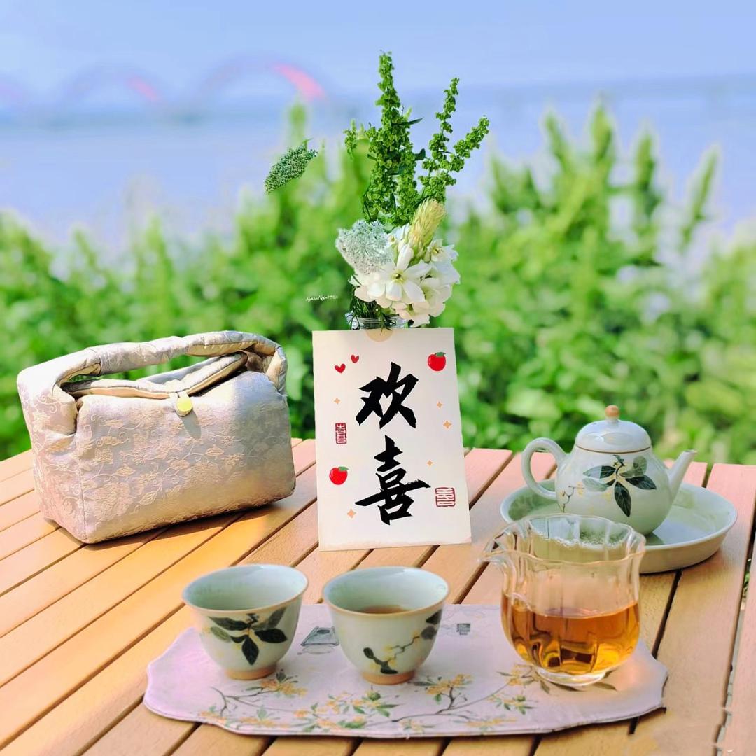 她，不像她