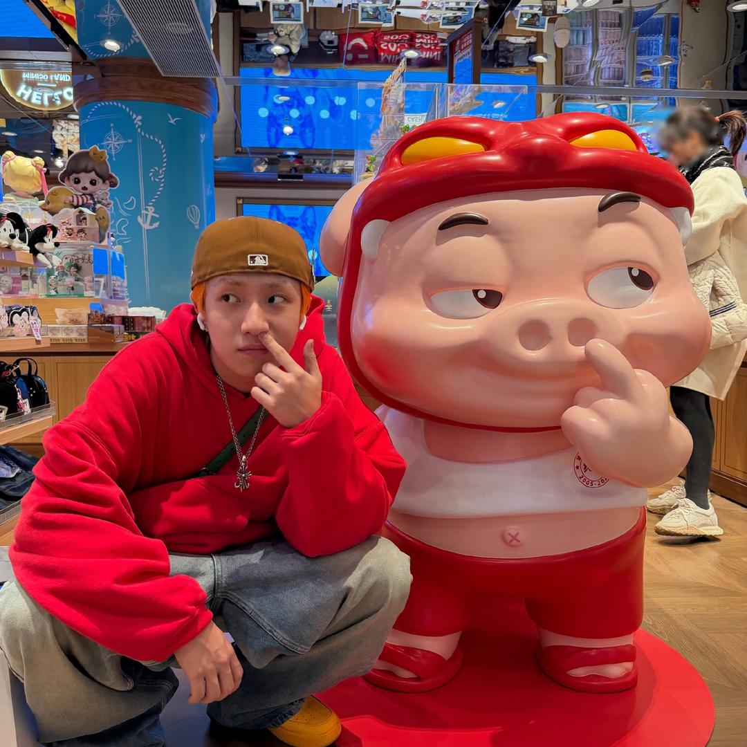 丸一哼狂吃汉堡🍔（见过十勤版✌🏻）