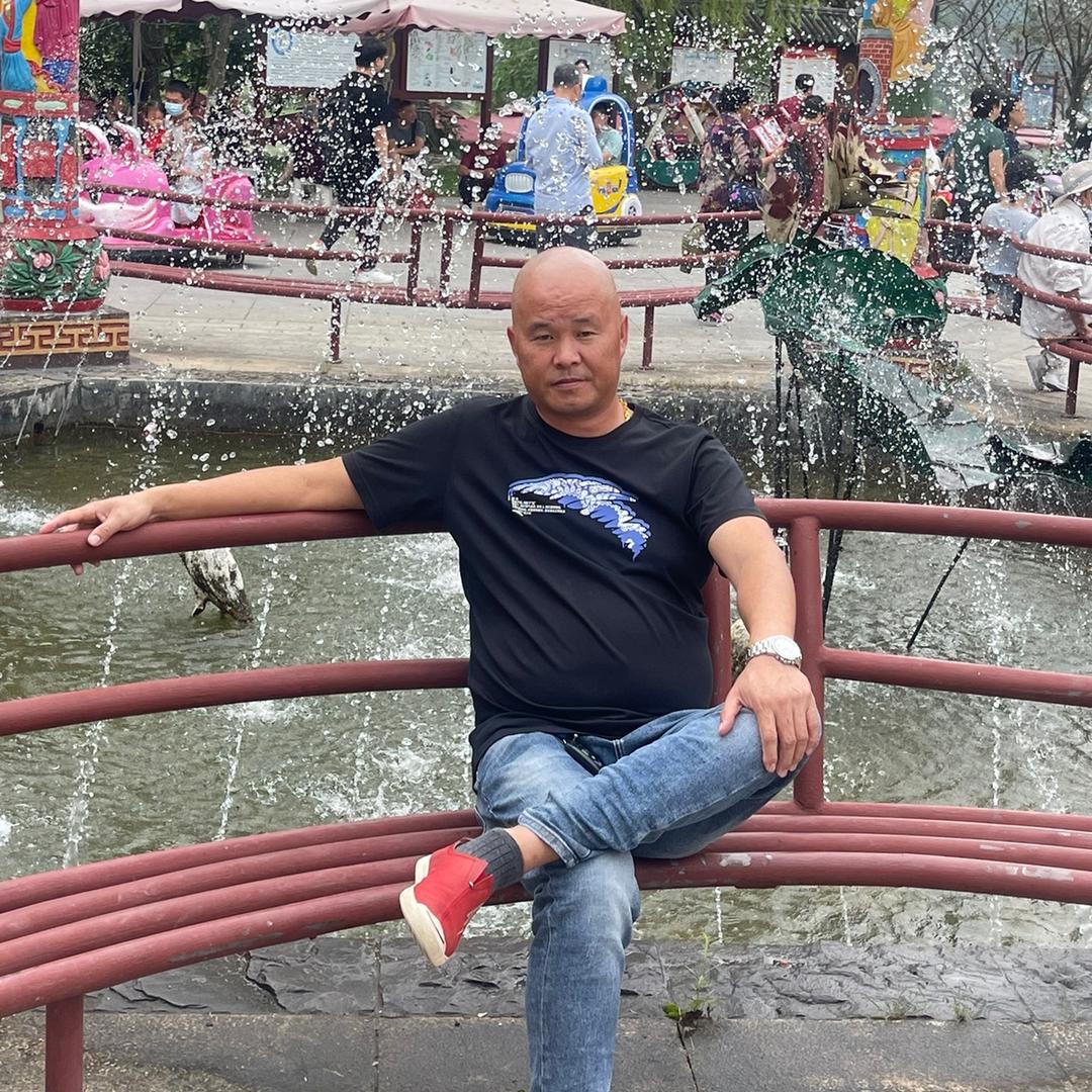 半只烟的温柔（光头哥）